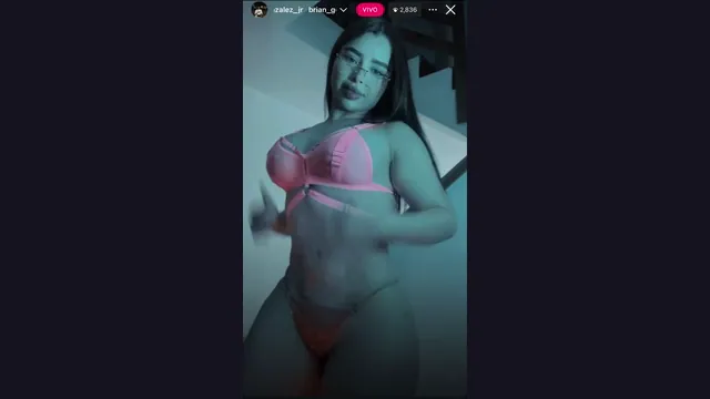AndreaCaiicedo en stream bailando y luciendo su cuerpo perfecto