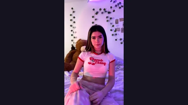 ZoeisThePrincess esta vez en su habitacion probando su nuevo juguetito