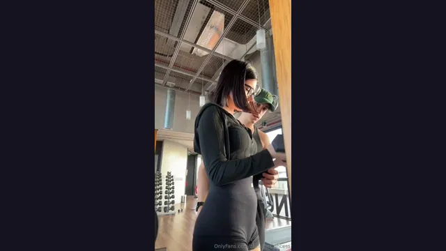 ZoeisThePrincess making a video in the gym, all tight, for her OnlyFans, how hot!
