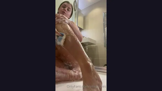 ellieapples en la ducha menea ese rico culo para su onlyfans