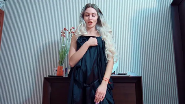 Hermosa rubia de ojos azules me da una rica mamada de verga