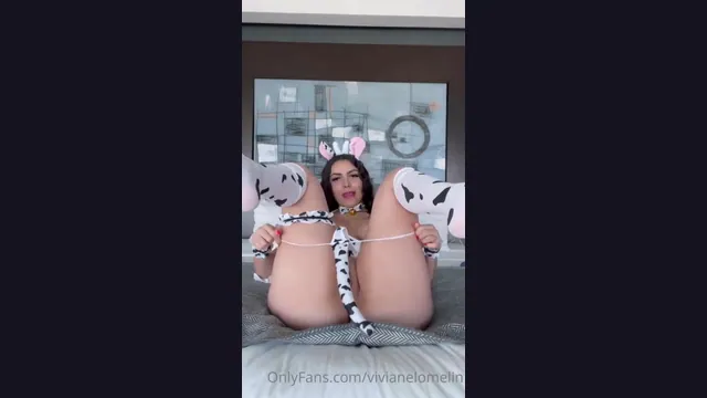 Vivianelomelin en un rico trajesito de vaca